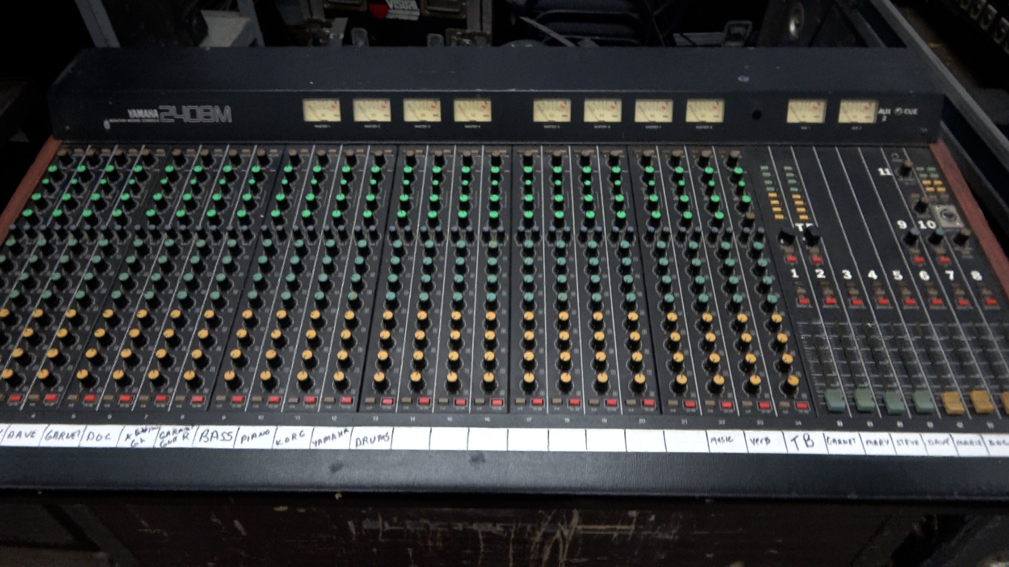 Yamaha 2408M monitor mixing console
